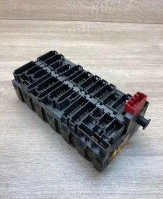 Volkswagen PASSAT B3 Fuse module 357937039 357937541
