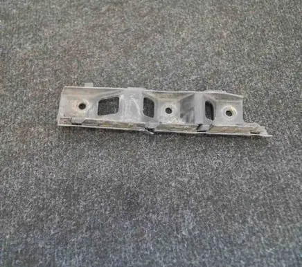Front bumper mounting bracket