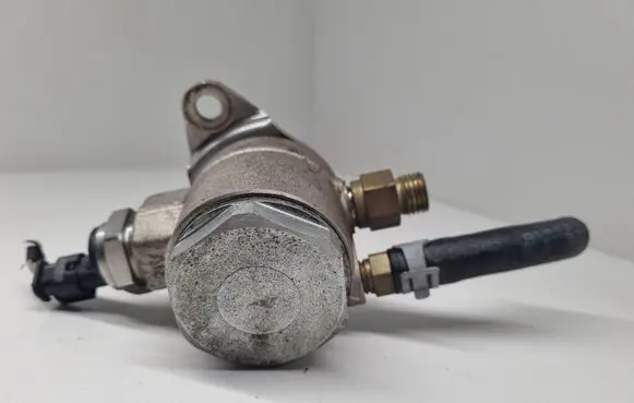 Audi A6 S6 C6 4F Fuel injection high pressure pump 03C127026M 1559494 HFS03431H