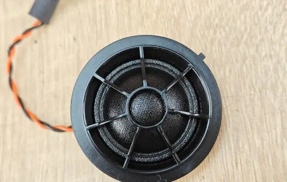 Front door high frequency speaker