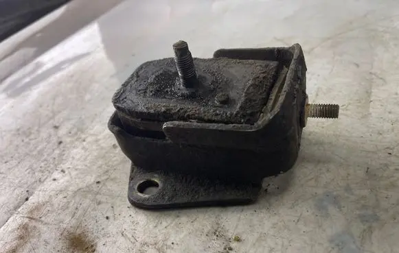 Mitsubishi Pajero Sport I Engine mount bracket Mr210868