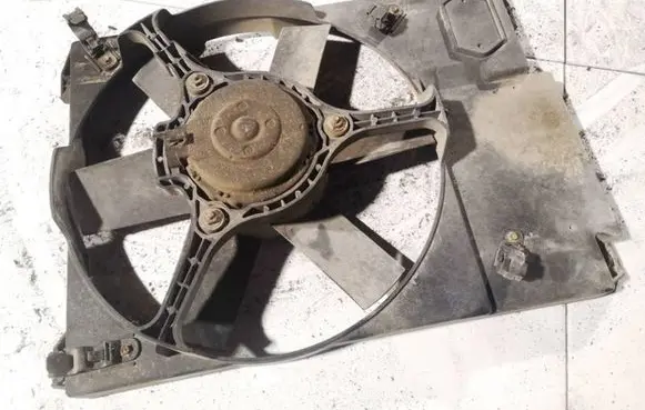 Radiator cooling fan shroud