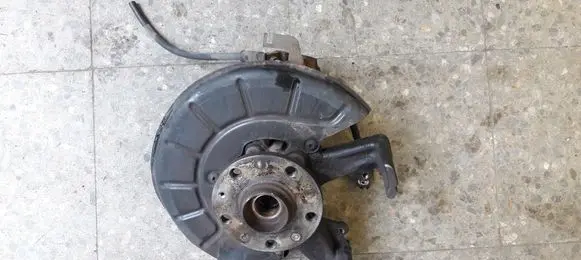Volkswagen Jetta III Front wheel hub spindle knuckle