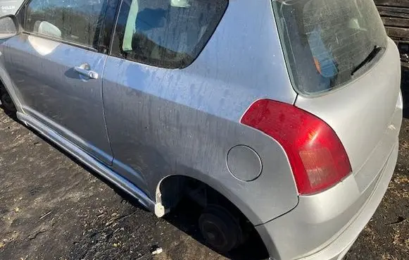 Suzuki Swift I Fender 