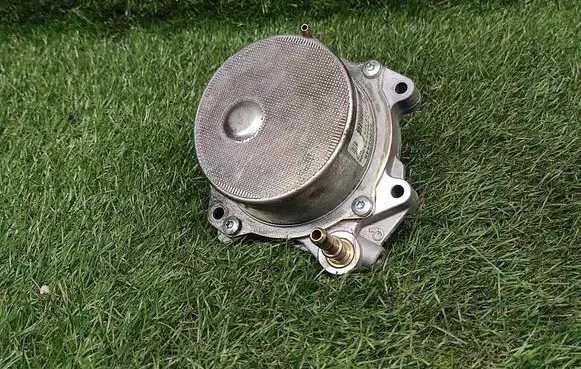 Opel Zafira C Vacuum pump 55205446