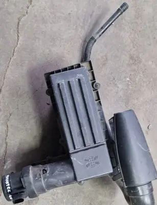 Volkswagen PASSAT CC Air filter box cover 