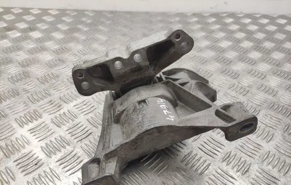 Peugeot 308 Engine mount bracket