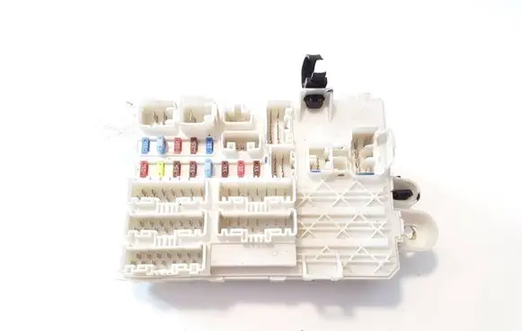 Toyota Hilux (AN10, AN20, AN30) Fuse module 827300K030 1661948