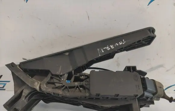 Volkswagen Touran I Accelerator throttle pedal 742028
