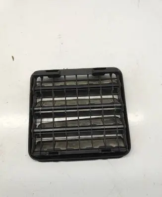 Quarter panel pressure vent