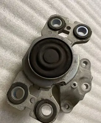 Volvo S60 Engine mount bracket 31401302