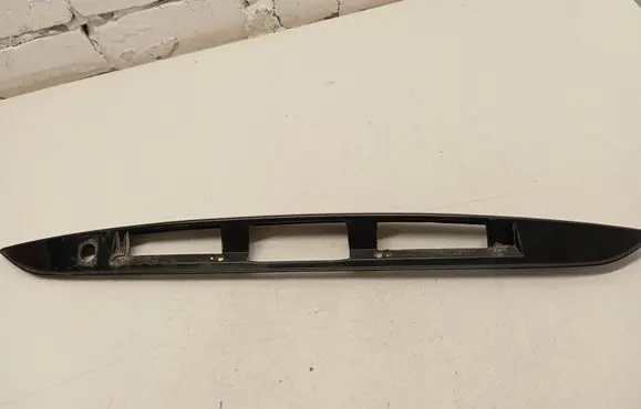 Trunk door license plate light bar