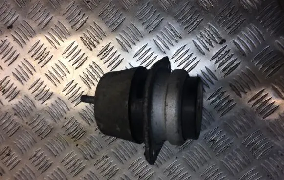 Engine mount bracket