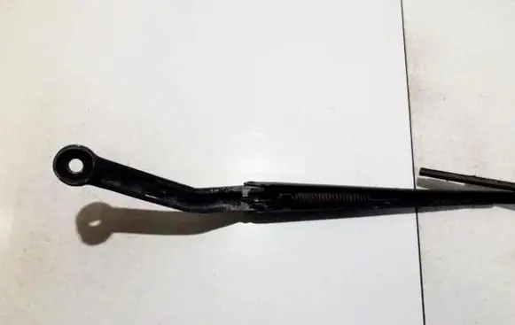 Front wiper blade arm