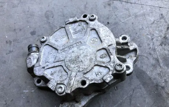 Volkswagen Golf Plus Vacuum pump 03L145100G