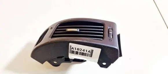 Hyundai i30 Dash center air vent grill u0465248