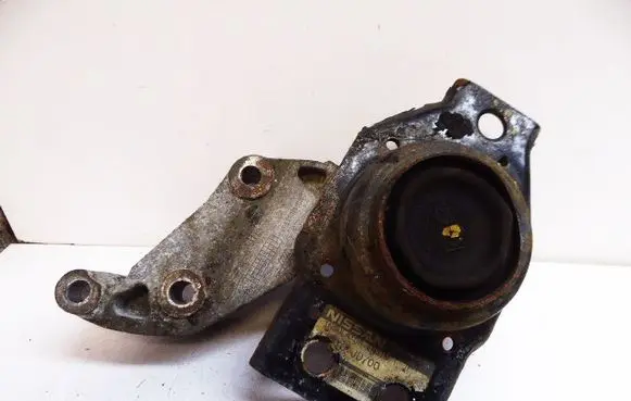 Nissan Qashqai Engine mounting bracket 11210JD700