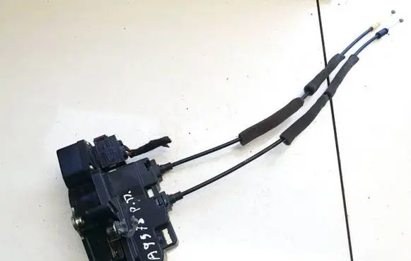 Chevrolet Captiva Front door lock a081876
