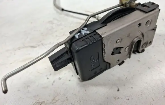 Opel Vectra C Front door lock 13210765
