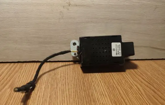 Volkswagen Golf VI Aerial antenna amplifier 5M0035570B