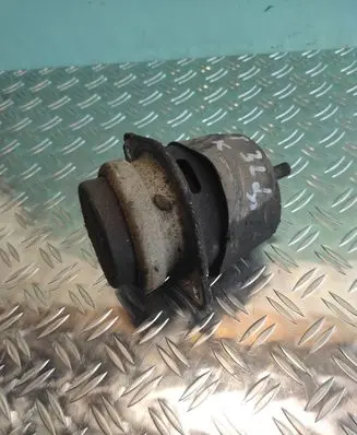 Volkswagen Touareg I Engine mount bracket