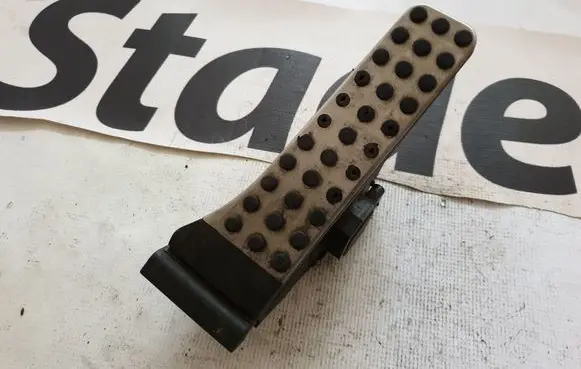 Mercedes-Benz E C207 W207 Accelerator throttle pedal A2043000204 2043000204