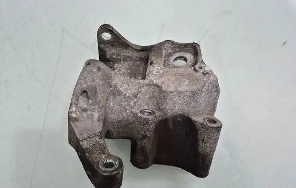 Volvo S60 Engine mounting bracket 31401633