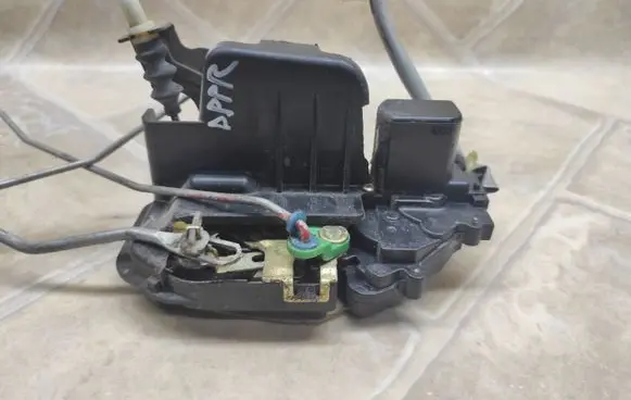 KIA Sorento Front door lock