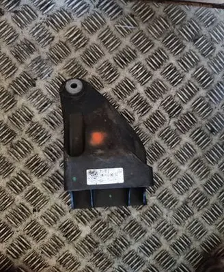 Mercedes-Benz E W213 Engine mount bracket 