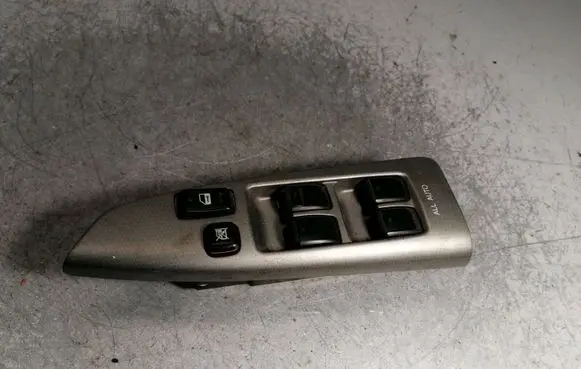 Toyota Corolla Verso E121 Electric window control switch 8404013070