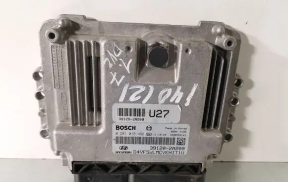 Hyundai i40 Engine control unit/module 0281018492