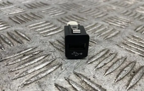 BMW 5 F10 F11 USB socket connector 9237656