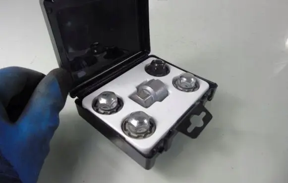 KIA Pro Cee'd II Anti-theft wheel nuts and lock 