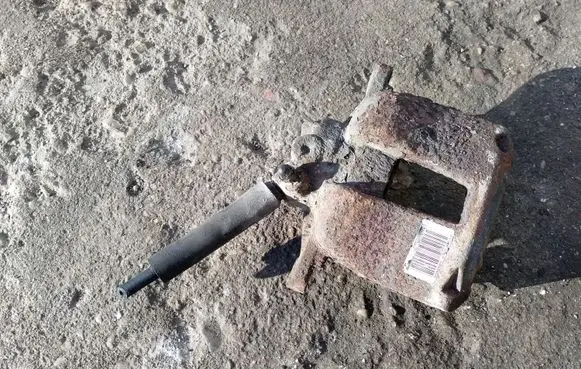 Citroen C4 I Front brake caliper