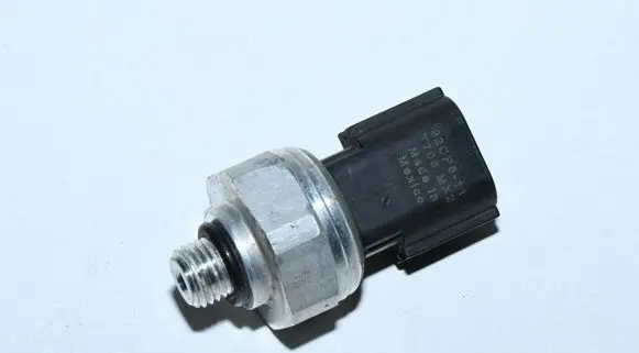 Nissan Juke I F15 Air conditioning (A/C) pressure sensor 92CP8-11