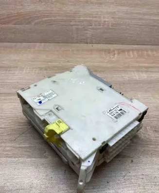 Lexus IS 220D-250-350 Fuse module 8273053020 02096A17
