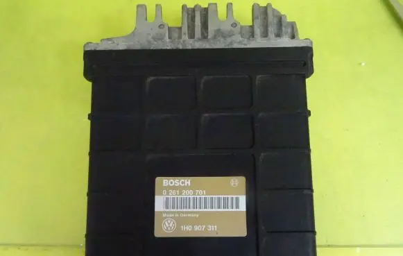 Volkswagen Golf III Engine control unit/module 0261200701 1H0907311