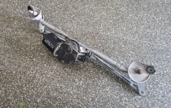 Toyota Corolla E120 E130 Front wiper linkage and motor 851101A040