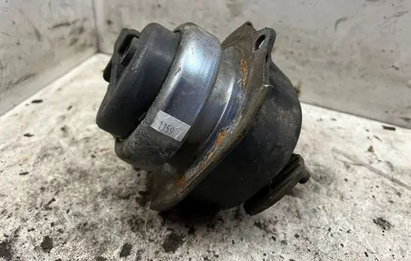 Engine mount bracket