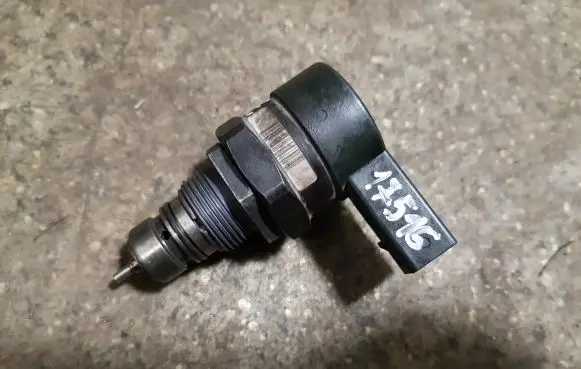 BMW 5 E60 E61 Fuel pressure regulator 0281002738 12980264 141205