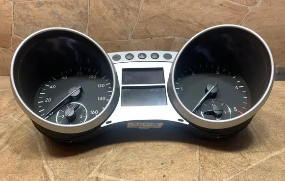 Speedometer (instrument cluster)