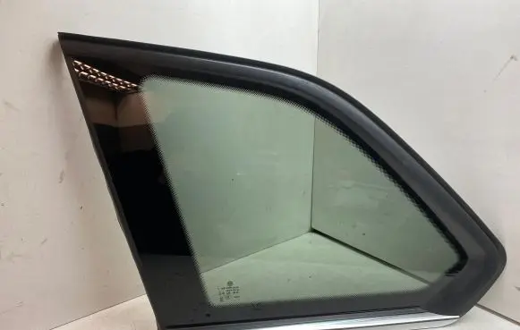 Volkswagen Golf VIII Rear side window 5H9845297
