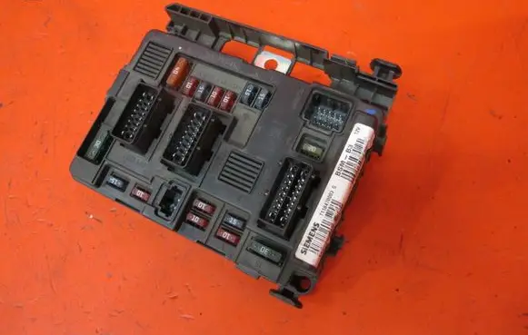 Peugeot 206 Fuse module 9643498880