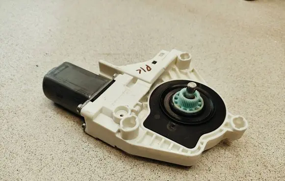 Seat Alhambra (Mk2) Front door window regulator motor 8K0959801B