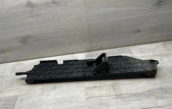 Land Rover Discovery 4 - LR4 Radiator mount bracket 8B588AB F10511 B46000
