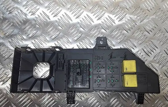 Opel Vectra B Fuse module 24443147