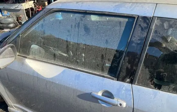 Suzuki Swift I Front door window glass four-door 