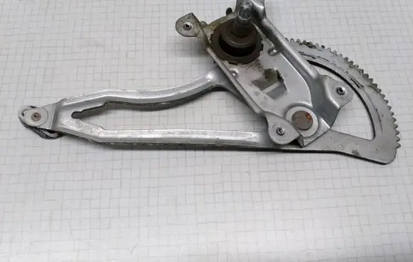 Rear door manual window regulator