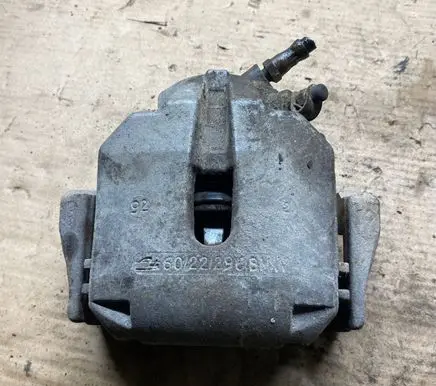 BMW 5 E39 Front brake caliper 6022296