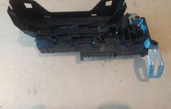 Mercedes-Benz C W204 Relay mounting block 016706581